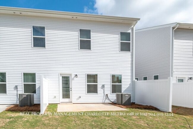 Building Photo - Modern Brand-New Built 3BR Townhome Near Uptown