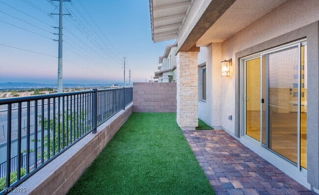 Building Photo - 600 Carriage Hill Dr