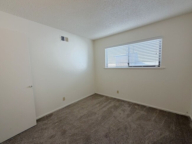 Building Photo - Desirable South East Three Bedroom Home