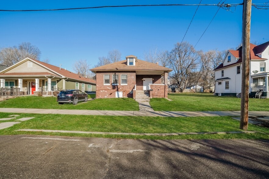 Building Photo - 717 E La Salle St