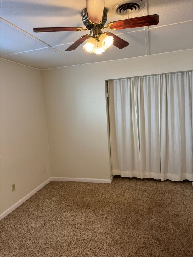 Building Photo - Barger area, 2 bedroom, 1 bath, large back...