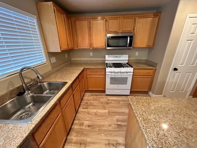 Building Photo - Charming 3 Bed/3Bath/1Car 2-Story Home nestled in this comfortable northwest community in Walnut ...