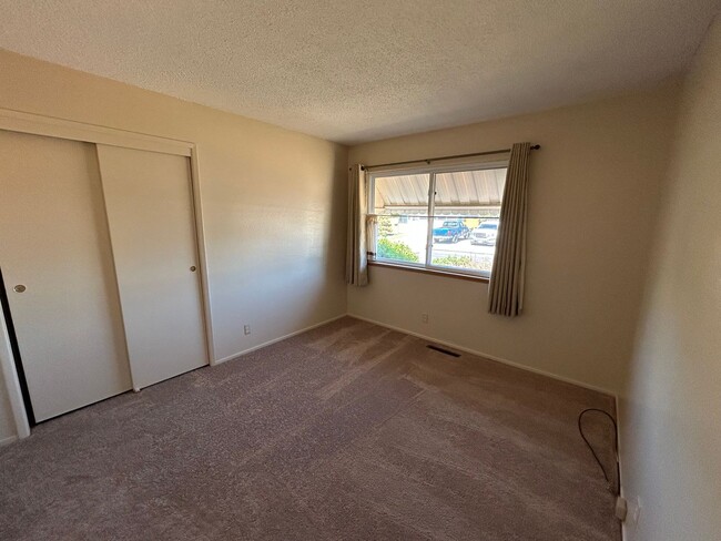 Building Photo - Nice Single Level Home with Attached Garag...