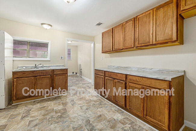 Building Photo - 18 Center St