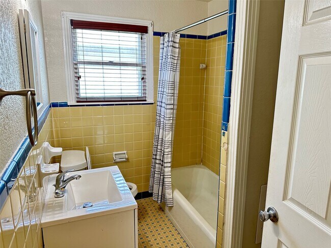 Building Photo - 5222 Avenue O