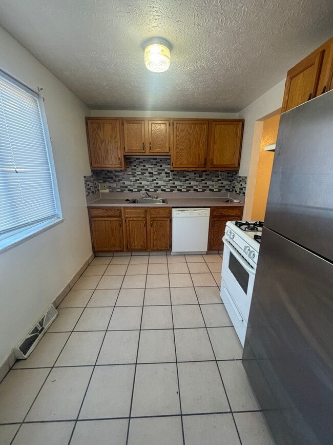 Building Photo - 23823 Banbury Cir