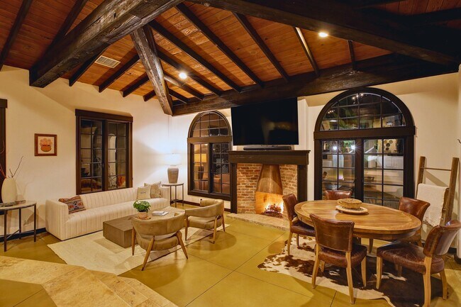 Building Photo - Fully Furnished Luxurious Spanish Mediterranean Villa in Hollywood Hills: 4-Bedroom, 2.5-Bath Ret...