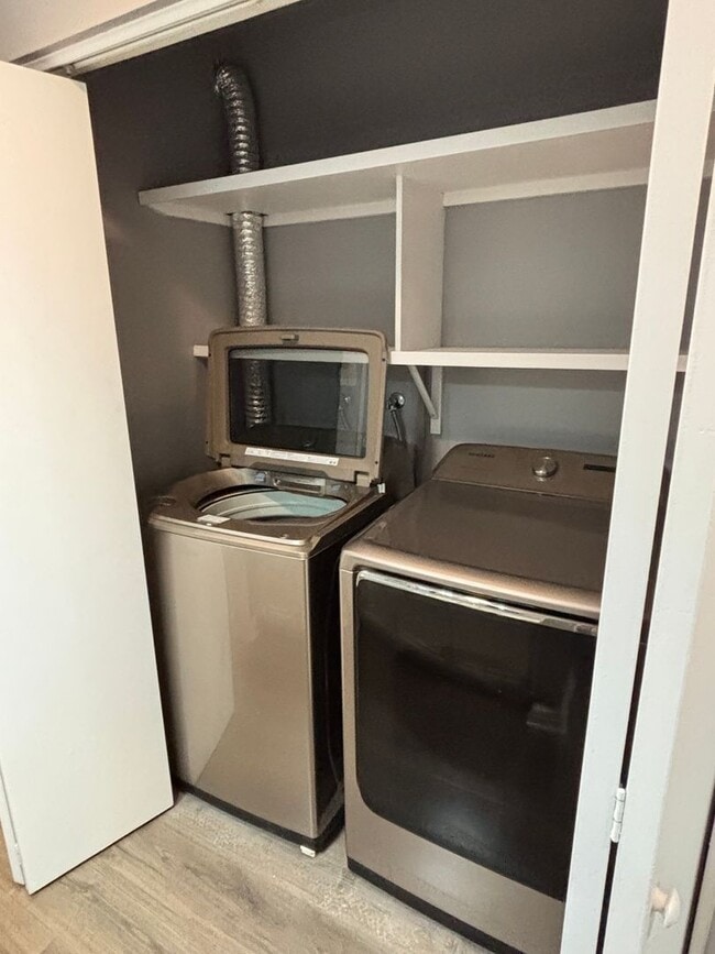 Building Photo - Two Masters Plus Loft Updated Condo in Long Beach