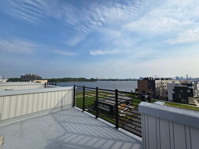 Building Photo - Gorgeous 3BD/2.5BA Waterfront Townhome!
