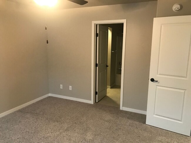 Building Photo - 4 Bed 3 Bath Single Family Home