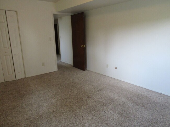 Building Photo - Spacious Bi Level home backing to open space