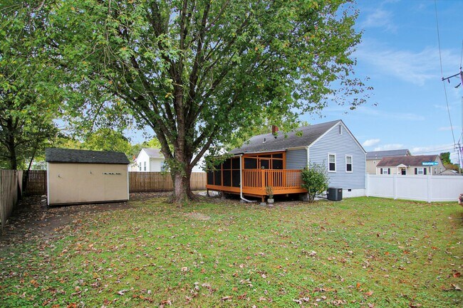 Building Photo - Well-Maintained Home with Spacious Yard and Screened Porch