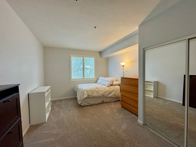 Building Photo - Enjoy the Best of Pasadena from This Beautifully Maintained Condo