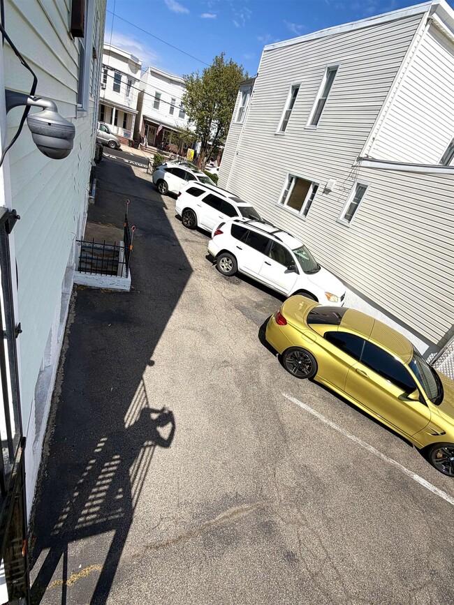 Building Photo - 927 18th St