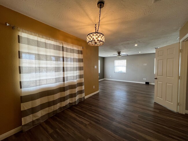 Building Photo - Beautifully remodeled 2 Bedroom 2 Bathroom...