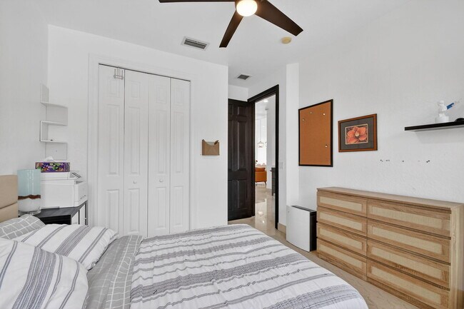 Building Photo - 10337 Trianon Pl