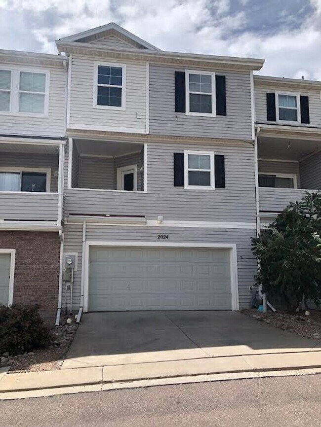 Building Photo - Fully Renovated, "MUST SEE" 3 Bedroom, 3 B...