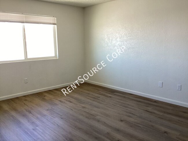 Building Photo - 2 Bedroom Condo for Rent in Barstow