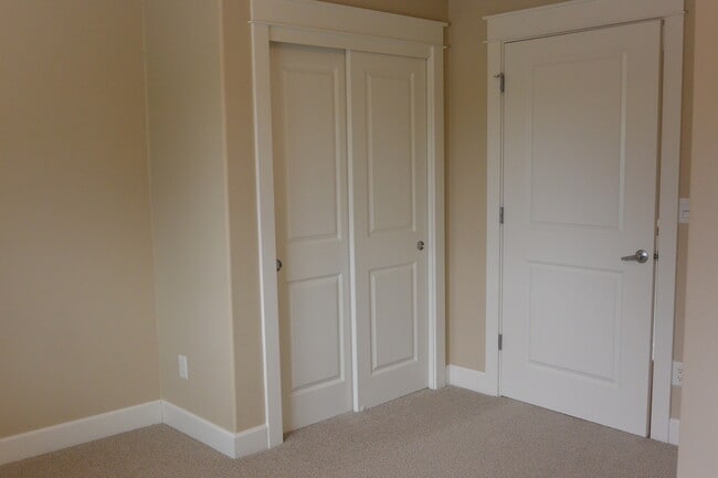 Building Photo - 1365 SE 194th Pl