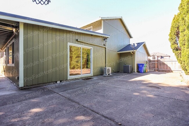 Building Photo - 11046 SE Henderson Dr
