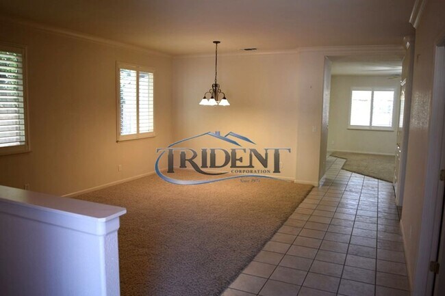 Building Photo - 4 bedroom, 3 bath house with den/office
