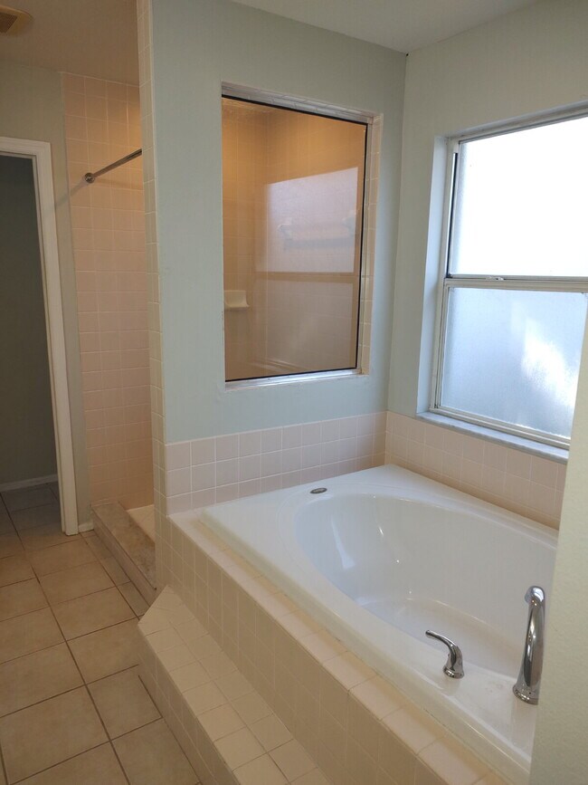 Building Photo - "Spacious 1732 Sq Ft 3-Bed, 2 Baths, in Tarpon Springs!"