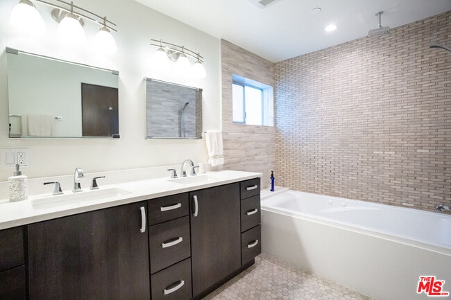 Building Photo - 6985 Trolleyway S