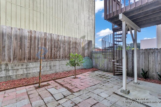 Building Photo - 609 Cambridge St