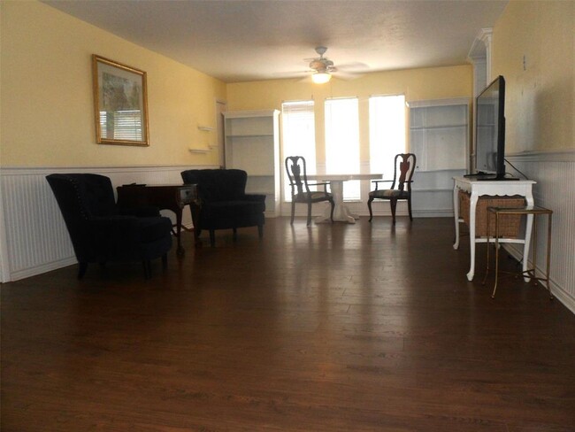 Building Photo - 1104 Redfish St