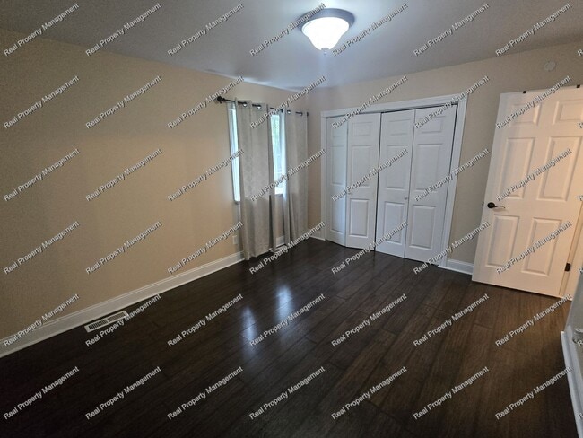 Building Photo - Three Bedroom Bi-Level