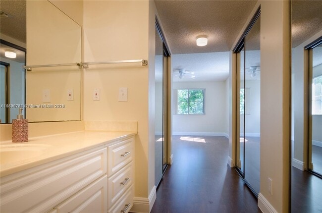 Building Photo - 9855 Westview Dr