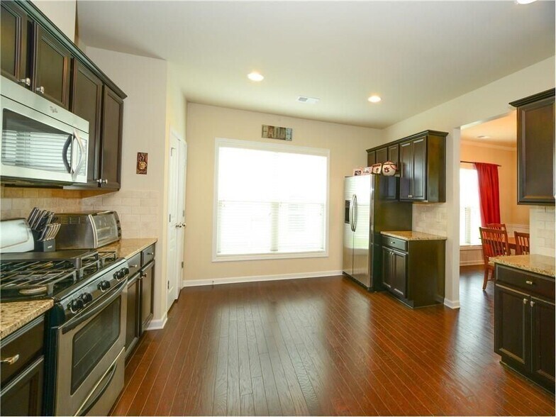 Building Photo - 5940 Weddington Dr