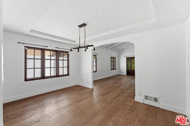 Building Photo - 537 N Poinsettia Pl