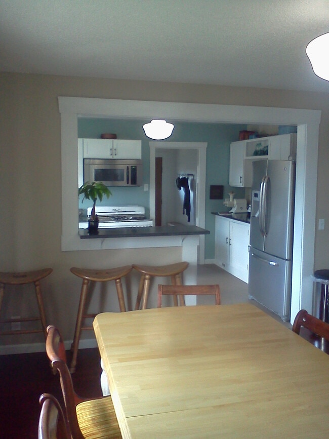 Building Photo - 1102 E Victor St