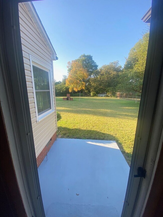 Building Photo - Nice 2 bedroom 1 bathroom home very close to I-85 and HWY 73