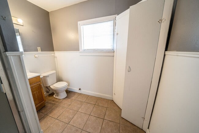 Building Photo - 2218 1/2 Chapman St