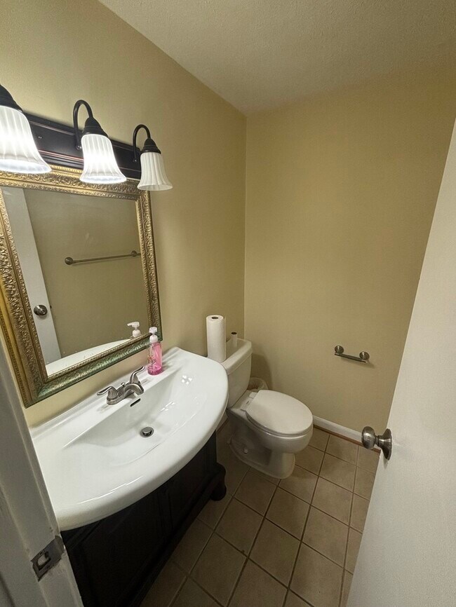 Building Photo - 3 bedrooms plus Den