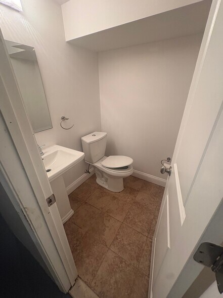 Building Photo - 2812 Oswego Ave