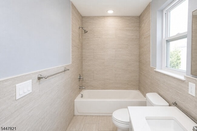 Building Photo - 572 S 11th St