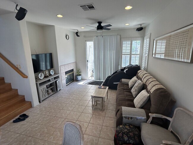 Building Photo - Lovely 3 Bed 2.5 Bath Home in Gated Community in Stanton