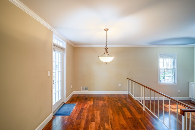 Building Photo - Charming End Townhouse in Prime North Old Town Location