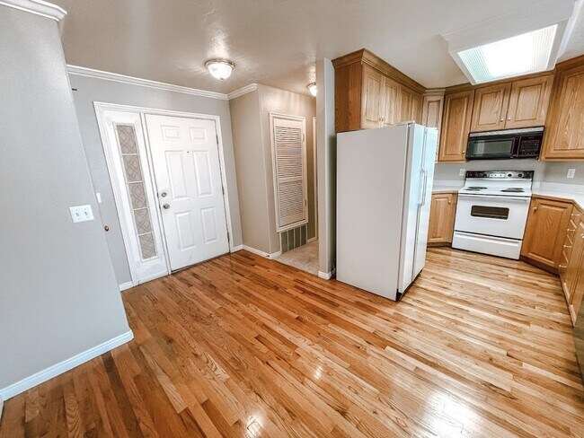 Building Photo - Timeless Condo in the Heart of Orem