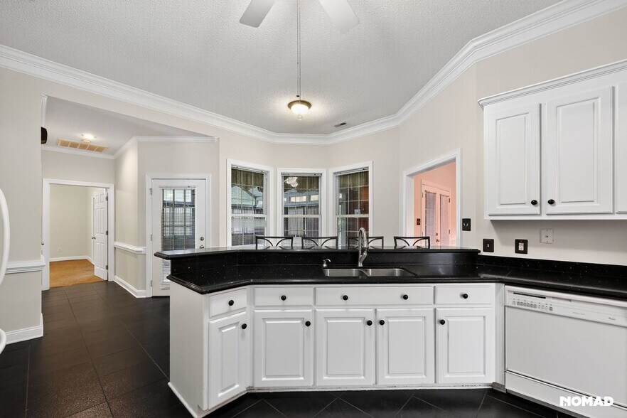 Building Photo - 401 Adler Ln