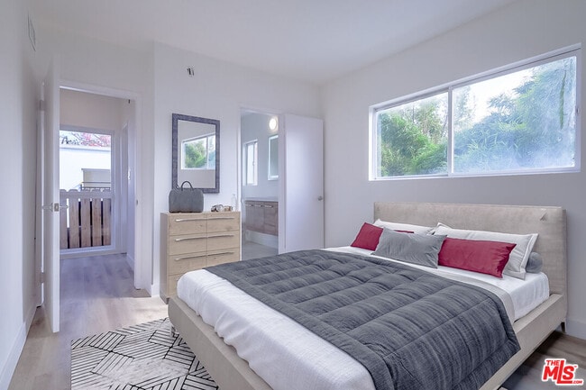 Building Photo - 823 S Detroit St