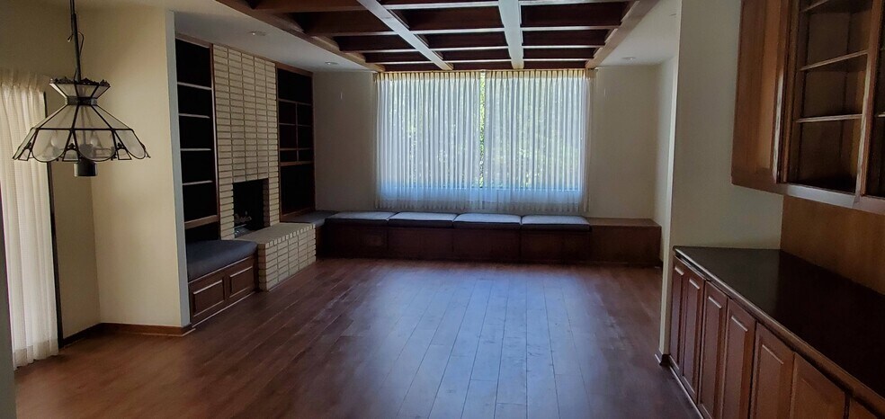 Den - 5057 Shirley Ave