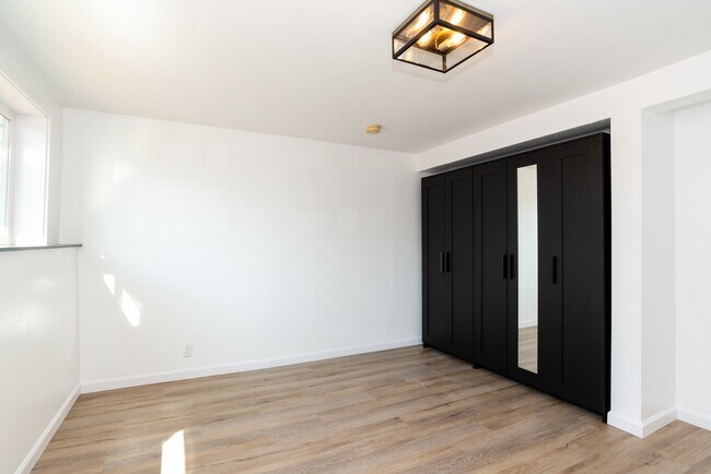 Building Photo - Fantastic 1 bedroom 1 bathroom condo in Queen Anne- Available NOW!
