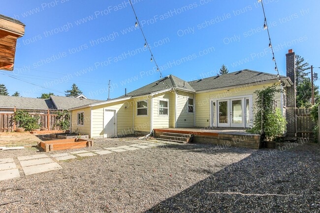 Building Photo - 5527 SE 71st Ave