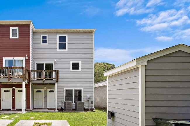Building Photo - Tri Level townhome