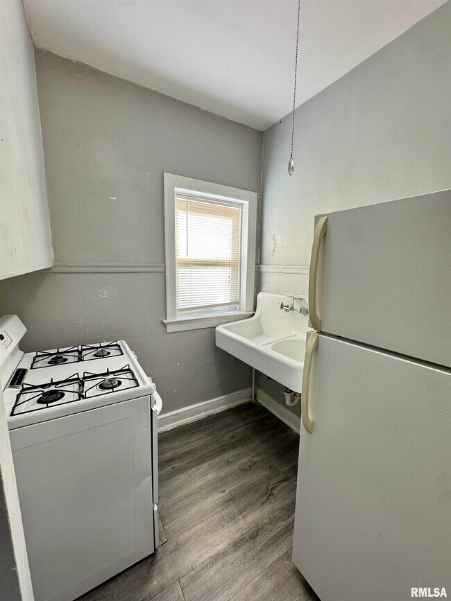 Building Photo - 2028 7th Ave