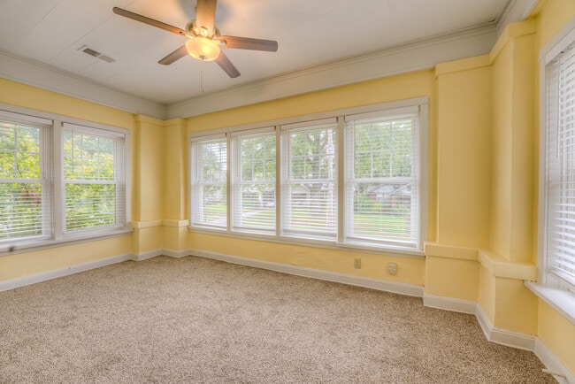 Building Photo - 296 N. Willett